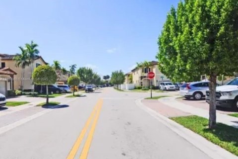 House in Hialeah, Florida 4 bedrooms, 243.59 sq.m. № 1825674 - photo 26