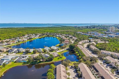 Townhouse in Saint Petersburg, Florida 3 bedrooms, 134.99 sq.m. № 2389201 - photo 2
