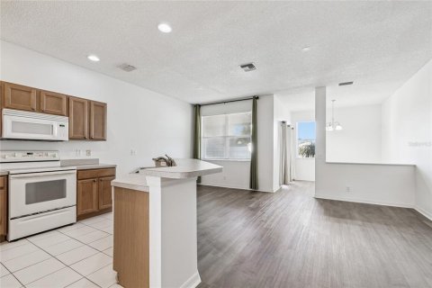 Townhouse in Saint Petersburg, Florida 3 bedrooms, 134.99 sq.m. № 2389201 - photo 18
