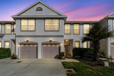 Townhouse in Saint Petersburg, Florida 3 bedrooms, 134.99 sq.m. № 2389201 - photo 1