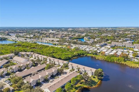 Townhouse in Saint Petersburg, Florida 3 bedrooms, 134.99 sq.m. № 2389201 - photo 3