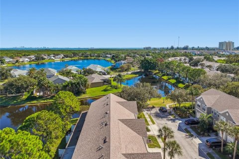 Townhouse in Saint Petersburg, Florida 3 bedrooms, 134.99 sq.m. № 2389201 - photo 4
