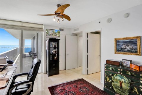 Купить кондоминиум в Халландейл-Бич, Флорида 3 спальни, 193.05м2, № 1982821 - фото 23
