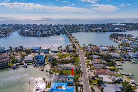 House in Redington Beach, Florida 4 bedrooms, 197.6 sq.m. № 1555860 - photo 9