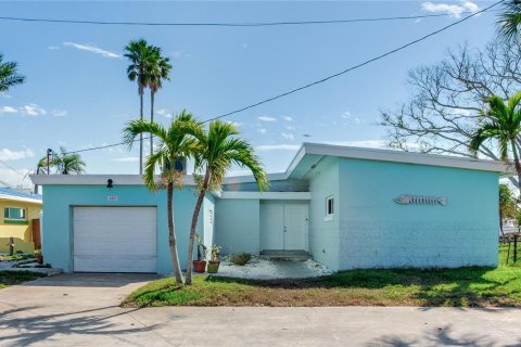 House in Redington Beach, Florida 4 bedrooms, 197.6 sq.m. № 1555860 - photo 2