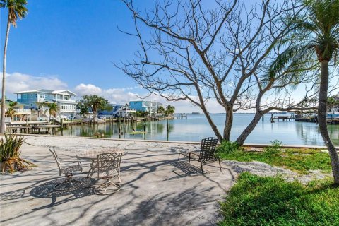 House in Redington Beach, Florida 4 bedrooms, 197.6 sq.m. № 1555860 - photo 18