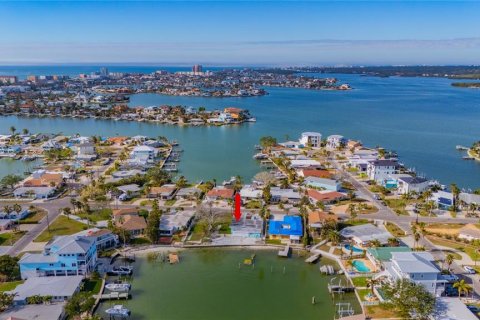 House in Redington Beach, Florida 4 bedrooms, 197.6 sq.m. № 1555860 - photo 8