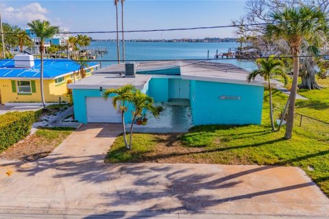 House in Redington Beach, Florida 4 bedrooms, 197.6 sq.m. № 1555860 - photo 3