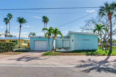 House in Redington Beach, Florida 4 bedrooms, 197.6 sq.m. № 1555860 - photo 13
