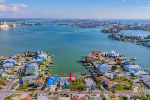 House in Redington Beach, Florida 4 bedrooms, 197.6 sq.m. № 1555860 - photo 7