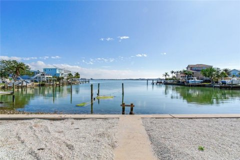 House in Redington Beach, Florida 4 bedrooms, 197.6 sq.m. № 1555860 - photo 21