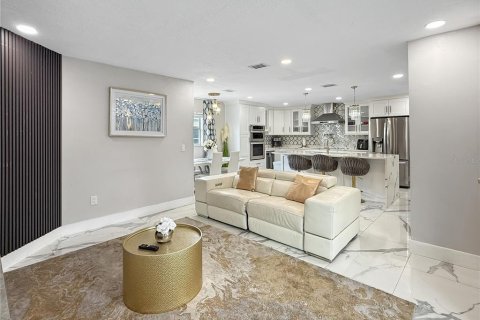 House in Davenport, Florida 4 bedrooms, 200.67 sq.m. № 1899952 - photo 5