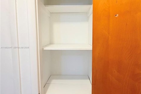 House in Hialeah, Florida 2 bedrooms, 182.09 sq.m. № 2048577 - photo 7