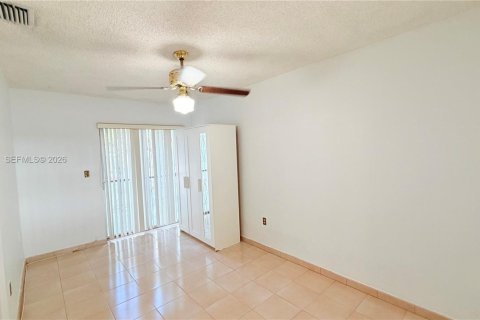 House in Hialeah, Florida 2 bedrooms, 182.09 sq.m. № 2048577 - photo 5