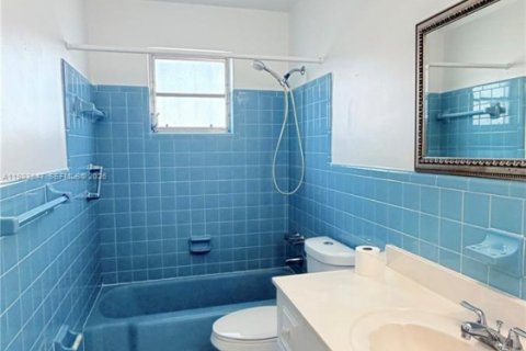 House in Hialeah, Florida 2 bedrooms, 182.09 sq.m. № 2048577 - photo 8