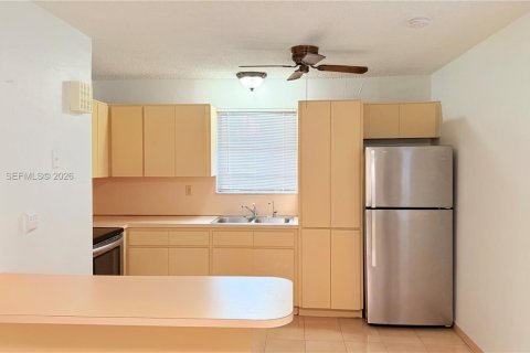 House in Hialeah, Florida 2 bedrooms, 182.09 sq.m. № 2048577 - photo 3