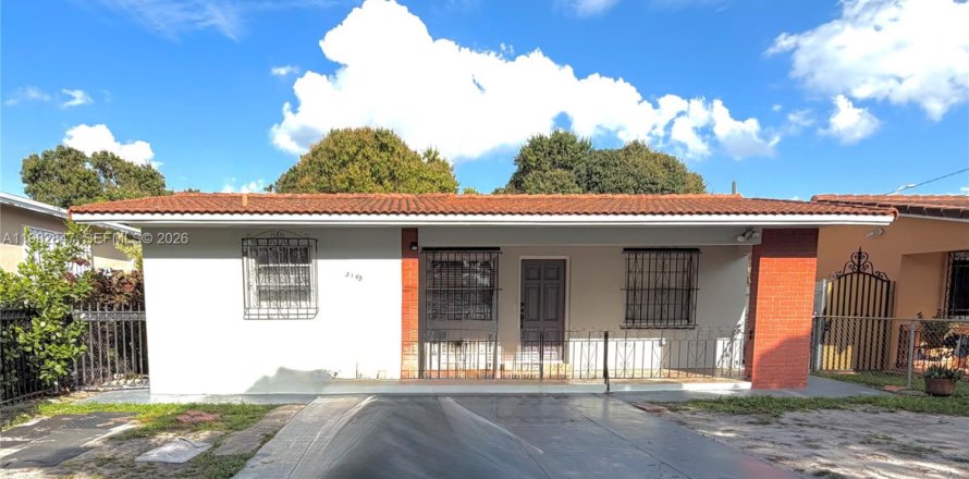 House in Hialeah, Florida 2 bedrooms, 182.09 sq.m. № 2048577