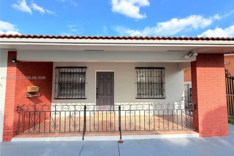 House in Hialeah, Florida 2 bedrooms, 182.09 sq.m. № 2048577 - photo 10