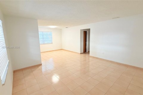 House in Hialeah, Florida 2 bedrooms, 182.09 sq.m. № 2048577 - photo 2