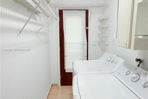 House in Hialeah, Florida 2 bedrooms, 182.09 sq.m. № 2048577 - photo 9