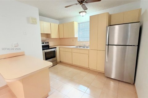 House in Hialeah, Florida 2 bedrooms, 182.09 sq.m. № 2048577 - photo 4