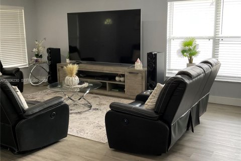 House in Kissimmee, Florida 3 bedrooms № 2070768 - photo 8