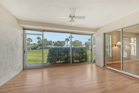 House in Sarasota, Florida 2 bedrooms, 148.74 sq.m. № 2151755 - photo 14