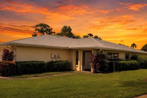 House in Sarasota, Florida 2 bedrooms, 148.74 sq.m. № 2151755 - photo 2