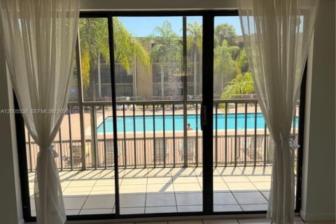 Condo in Miami, Florida, 2 bedrooms № 2170641 - photo 2