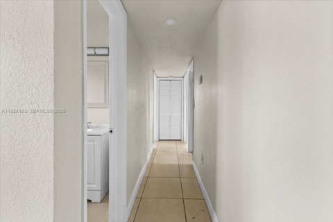 Снять в аренду виллу или дом в Майами-Гарденс, Флорида 3 спальни, 101.73м2, № 1986947 - фото 8