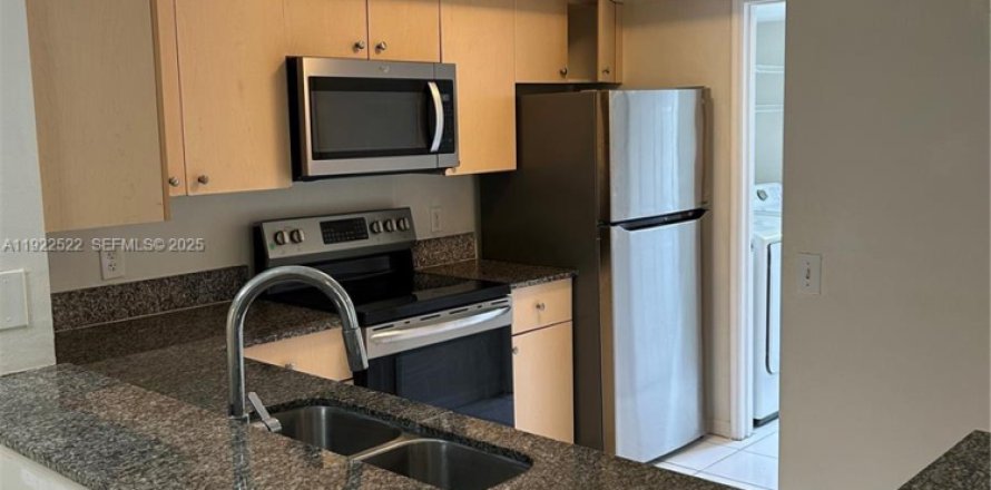 Кондоминиум с 2 спальнями в Мирамар, Флорида № 1983959