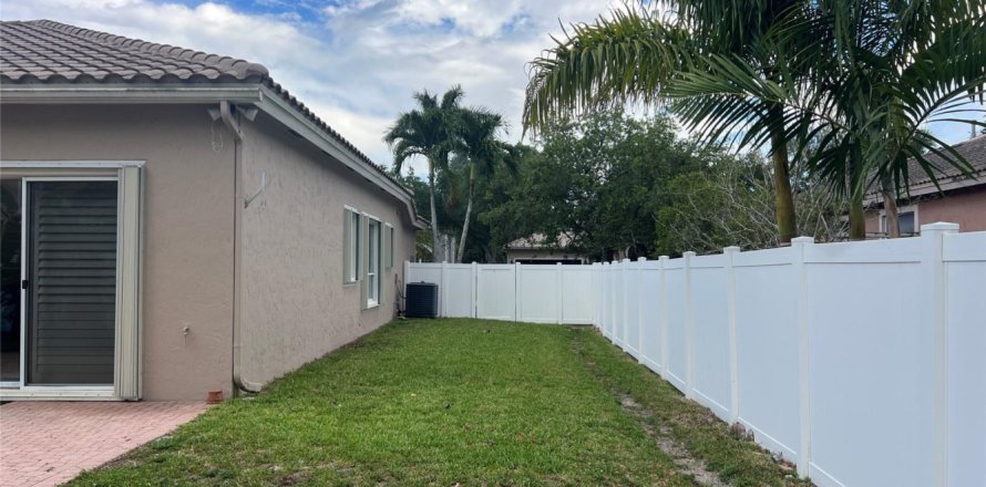 Villa ou maison à Pembroke Pines, Floride 4 chambres, 226.96 m2 № 1221575
