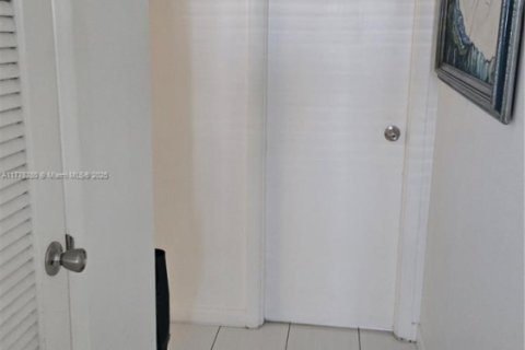 Condo in Sunrise, Florida, 1 bedroom  № 1868399 - photo 10