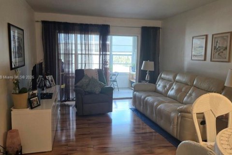 Condo in Sunrise, Florida, 1 bedroom  № 1868399 - photo 1