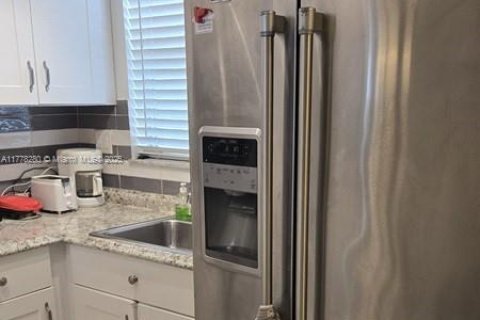 Condo in Sunrise, Florida, 1 bedroom  № 1868399 - photo 4