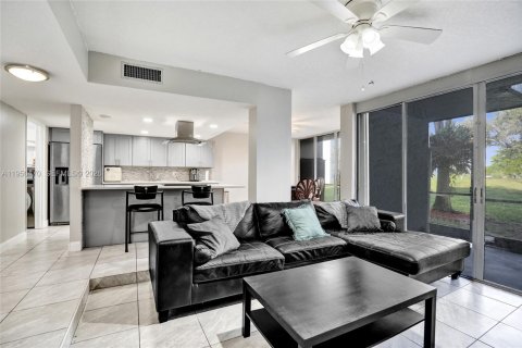 Townhouse in Davie, Florida 3 bedrooms, 124.49 sq.m. № 2005932 - photo 5