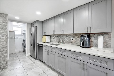 Townhouse in Davie, Florida 3 bedrooms, 124.49 sq.m. № 2005932 - photo 16