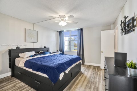 Townhouse in Davie, Florida 3 bedrooms, 124.49 sq.m. № 2005932 - photo 28