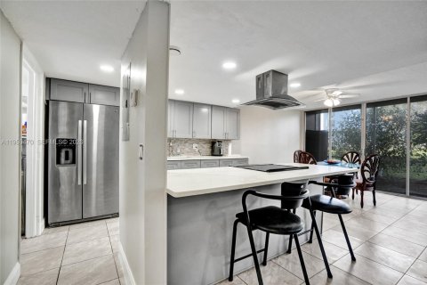 Townhouse in Davie, Florida 3 bedrooms, 124.49 sq.m. № 2005932 - photo 12