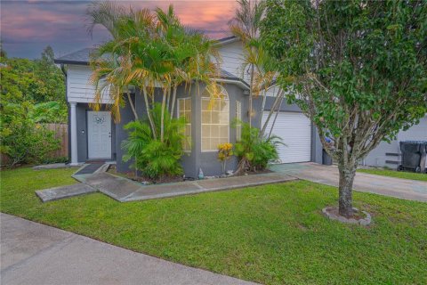 House in Orlando, Florida 3 bedrooms, 121.14 sq.m. № 1829444 - photo 1