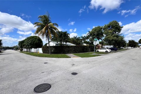 Villa ou maison à vendre à Miami, Floride: 3 chambres, 116.69 m2 № 2018822 - photo 2