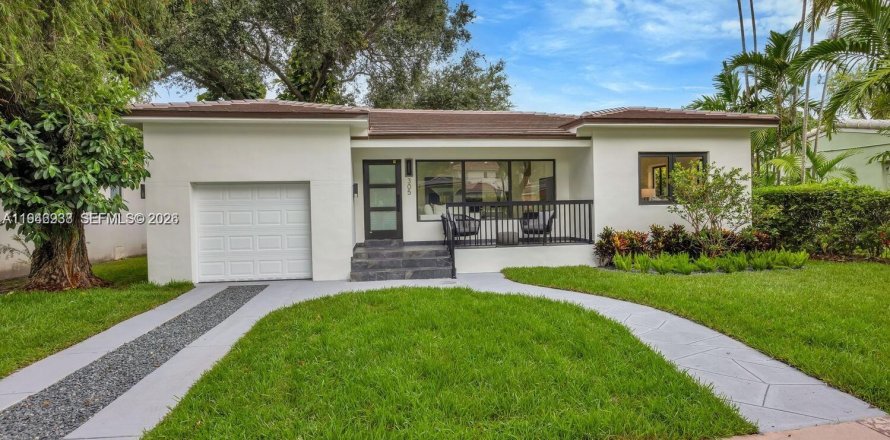 House in Coral Gables, Florida 2 bedrooms, 133.97 sq.m. № 2003089