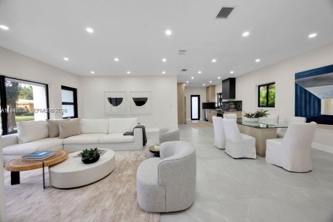 House in Coral Gables, Florida 2 bedrooms, 133.97 sq.m. № 2003089 - photo 11