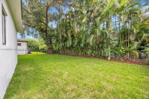 House in Coral Gables, Florida 2 bedrooms, 133.97 sq.m. № 2003089 - photo 21