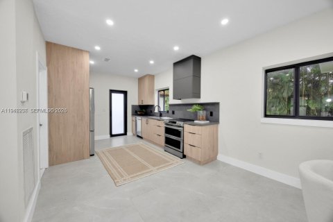 House in Coral Gables, Florida 2 bedrooms, 133.97 sq.m. № 2003089 - photo 12