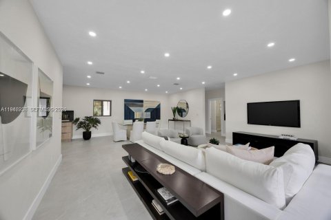 House in Coral Gables, Florida 2 bedrooms, 133.97 sq.m. № 2003089 - photo 10