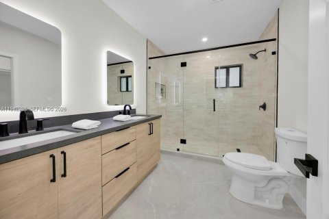 House in Coral Gables, Florida 2 bedrooms, 133.97 sq.m. № 2003089 - photo 17