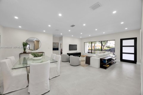 House in Coral Gables, Florida 2 bedrooms, 133.97 sq.m. № 2003089 - photo 5