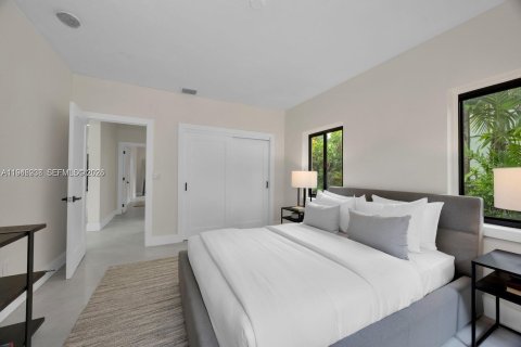 House in Coral Gables, Florida 2 bedrooms, 133.97 sq.m. № 2003089 - photo 19