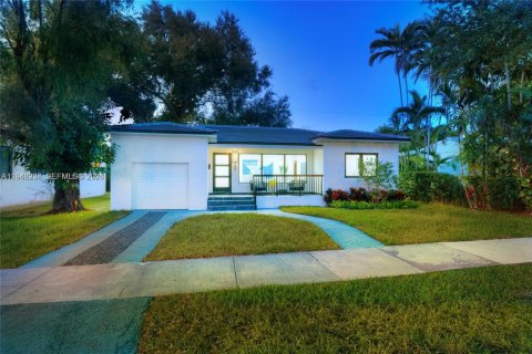House in Coral Gables, Florida 2 bedrooms, 133.97 sq.m. № 2003089 - photo 25
